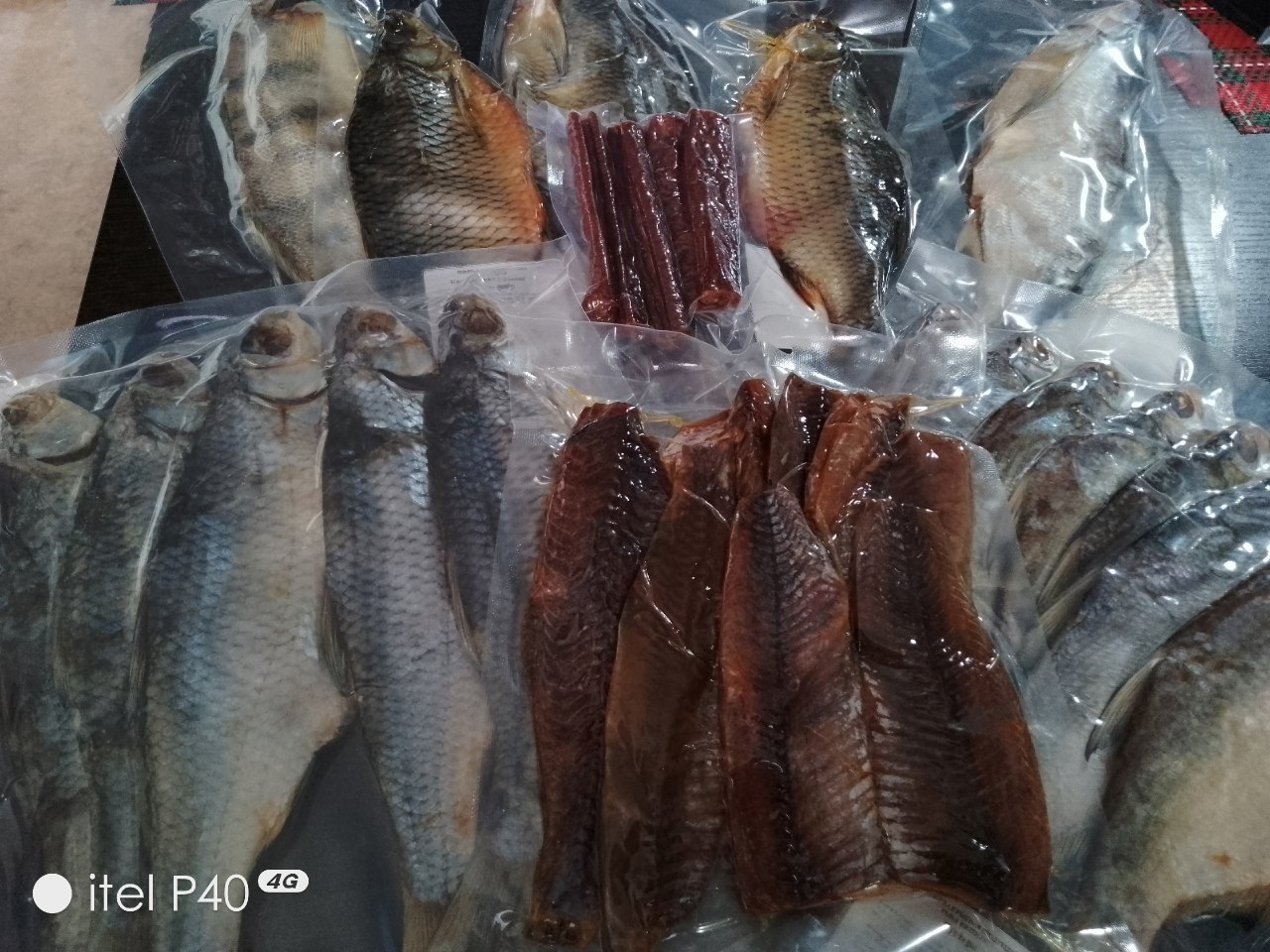 Запас вяленой воблы и балыков в вакуумных пакетах для морозилки